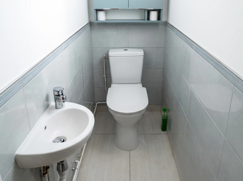 Petite salle de bains compacte en perspective, sous pente
