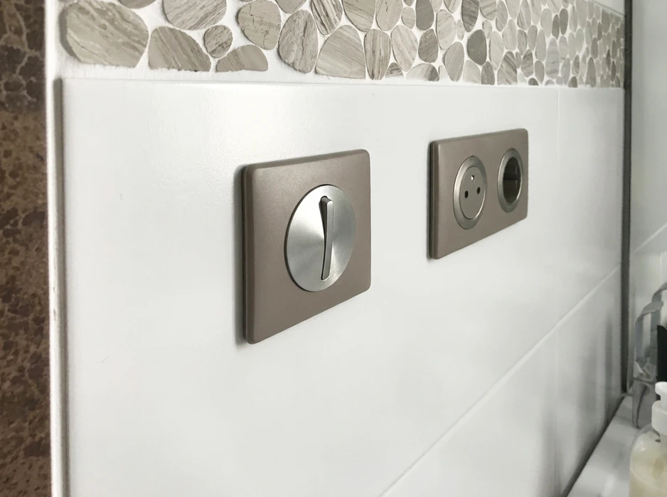 Salle de bain carrelée en blanc avec mosaïque décorative