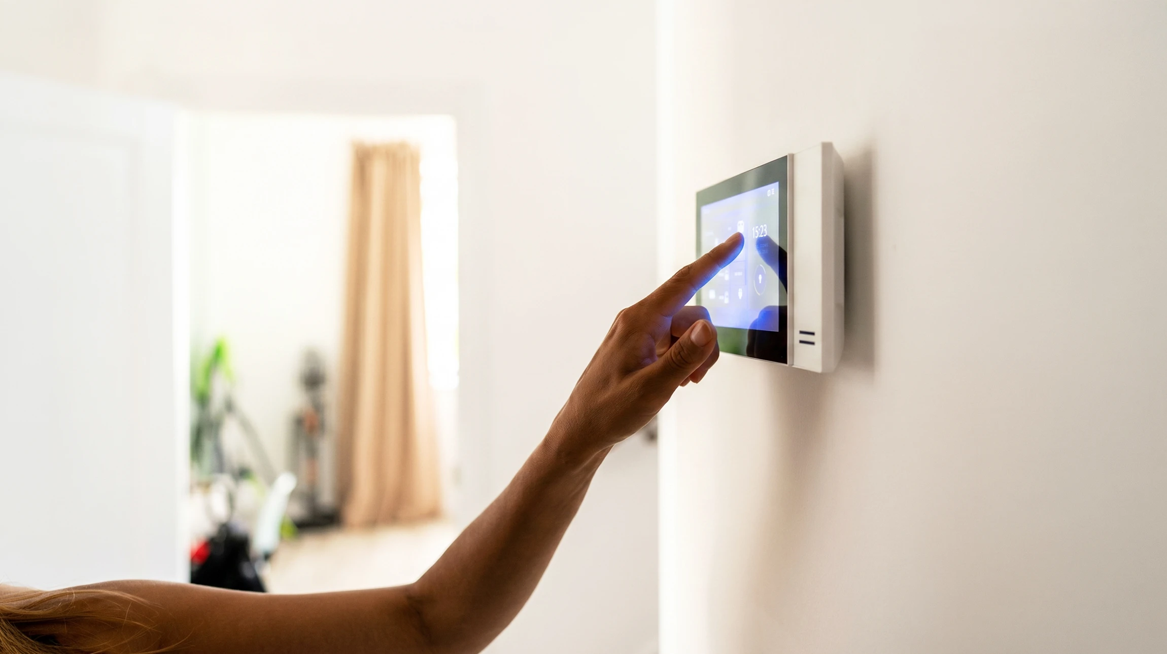 Intérieur résidentiel moderne avec personne manipulant smartphone pour contrôler éclairage connecté