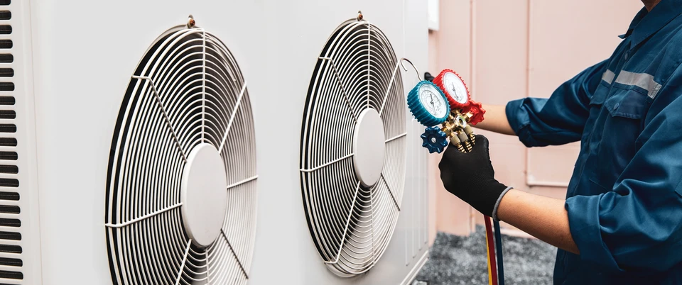 Plombier professionnel installant un chauffe-eau électrique mural dans une salle de bains moderne