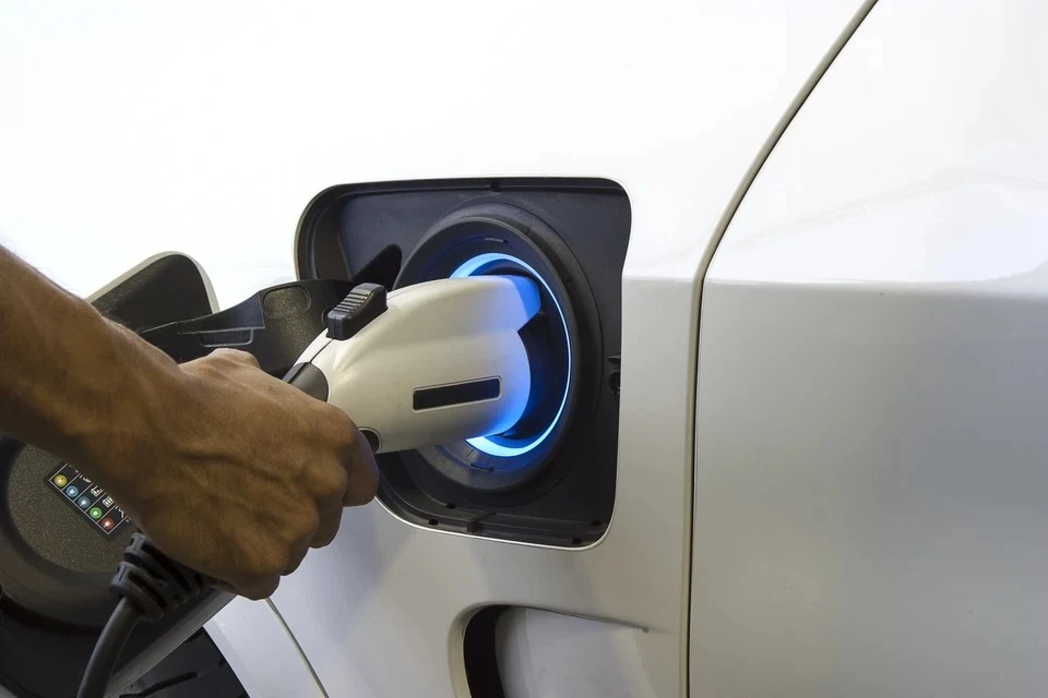 Un électricien masculin certifié installe un chargeur EV à domicile