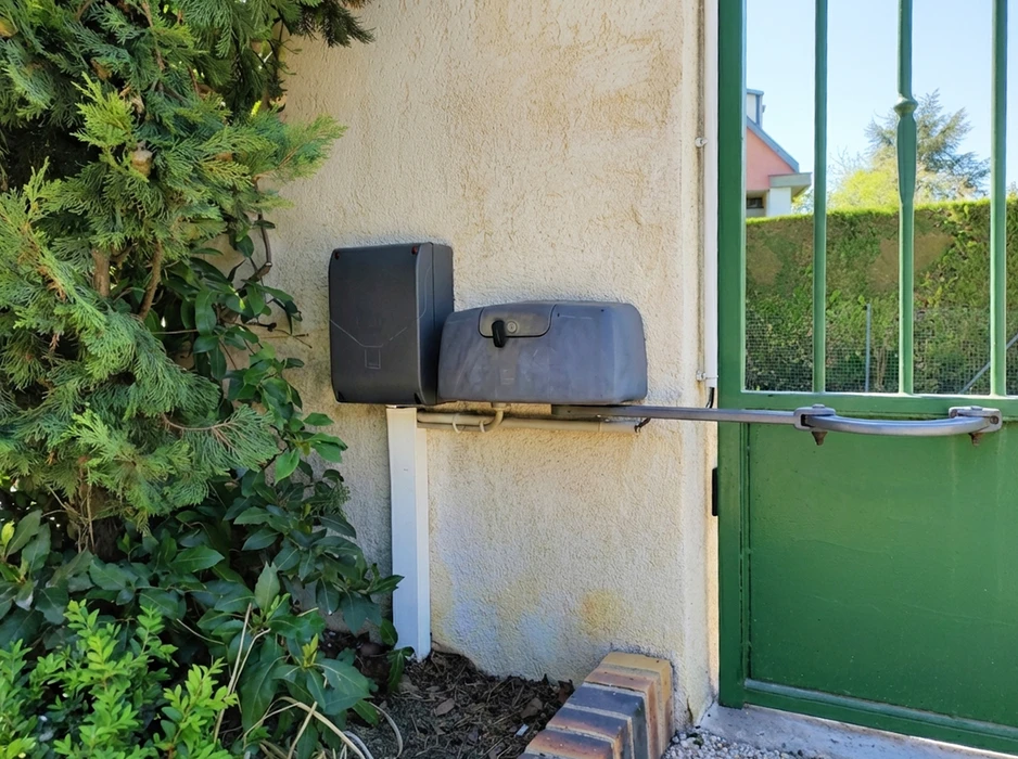 Salle de bain moderne avec baignoire encastrée blanche, paroi de douche en verre trempé, robinetterie thermostatique chromée avec douchette flexible